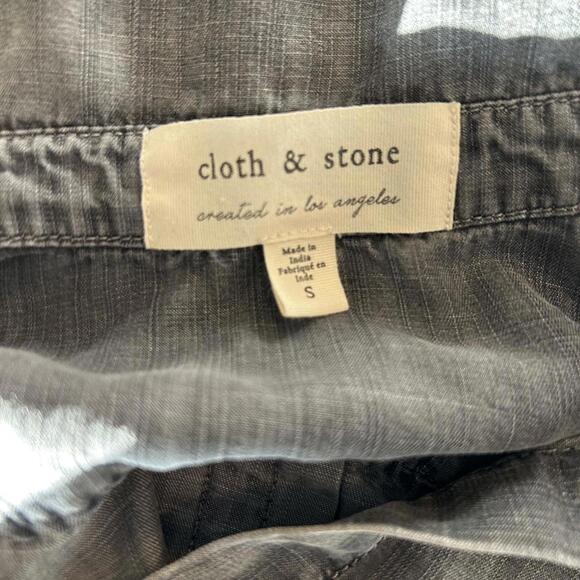 Grey brushed cotton button-up shirt with a relaxed fit. Gunmetal buttons. - Picture 4 of 4